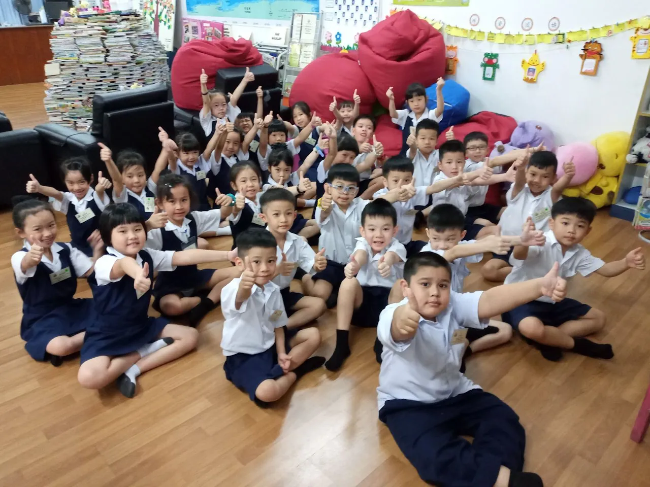 协和小学学生在课室里开心挥手